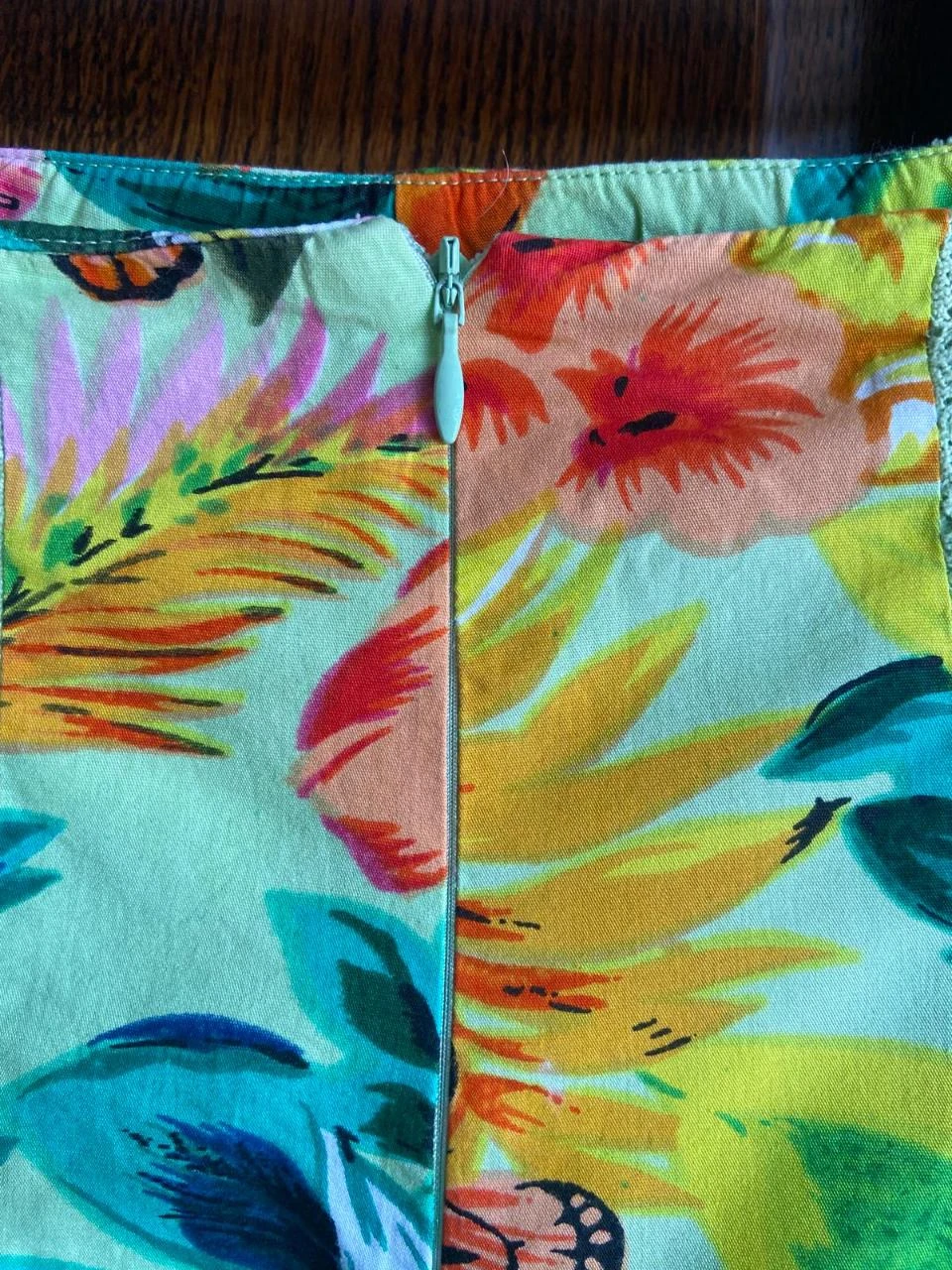 Saia rodada com estampa floral sobre fundo verde menta. Steps every day – photo 6